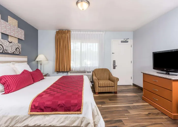 Ramada By Wyndham Near Seaworld / Mission Beach